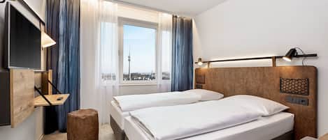 Hypo-allergenic bedding, free WiFi, bed sheets