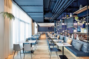 Se sirven desayunos, almuerzos y cenas; cocina internacional