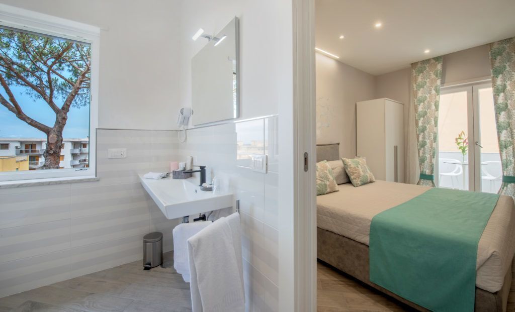 Minibar, caja de seguridad en la habitación y escritorio 