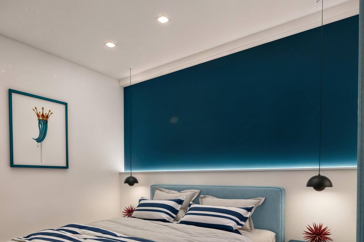 Ein modernes Schlafzimmer mit einem großen Bett, einer blauen Kopfteil und einem gerahmten Kunstwerk an der Wand.