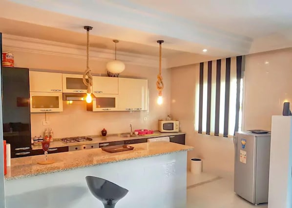 Standard Apartment, 2 Bedrooms, Non Smoking | Private kitchen | Full-sized fridge, microwave, oven, stovetop - Dar Fatma Cosy Home Tunis (Tunis)