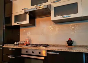 Apartamento standard, 2 quartos, para não fumantes | Cozinha privada | Geladeira grande, micro-ondas, fogão, cooktop