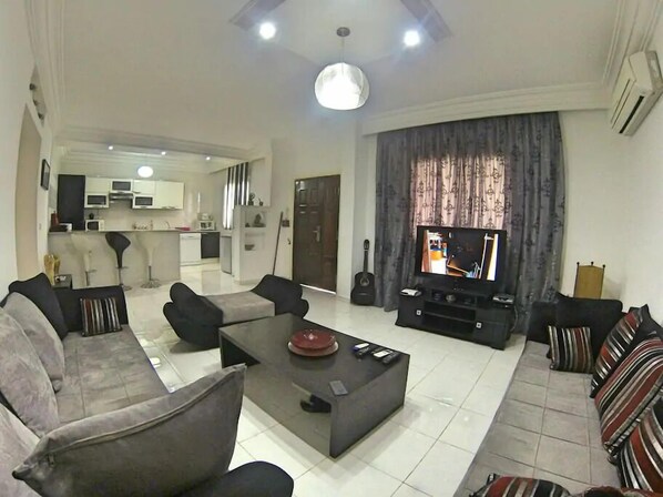 Standard-Apartment, 2 Schlafzimmer, Nichtraucher | Wohnzimmer | Flachbildfernseher