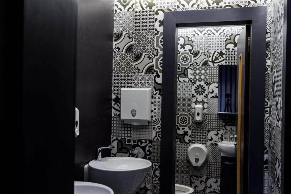 shower, deep-soaking bathtub, free toiletries, hair dryer