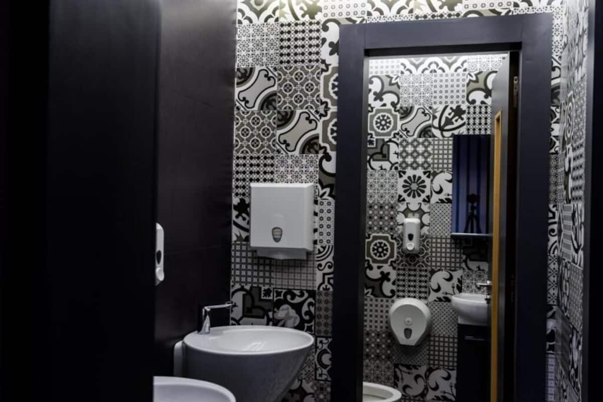 shower, deep-soaking bathtub, free toiletries, hair dryer