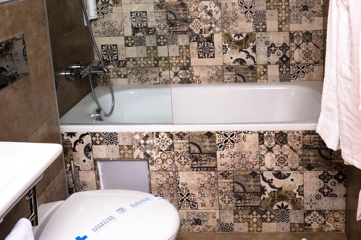 shower, deep-soaking bathtub, free toiletries, hair dryer