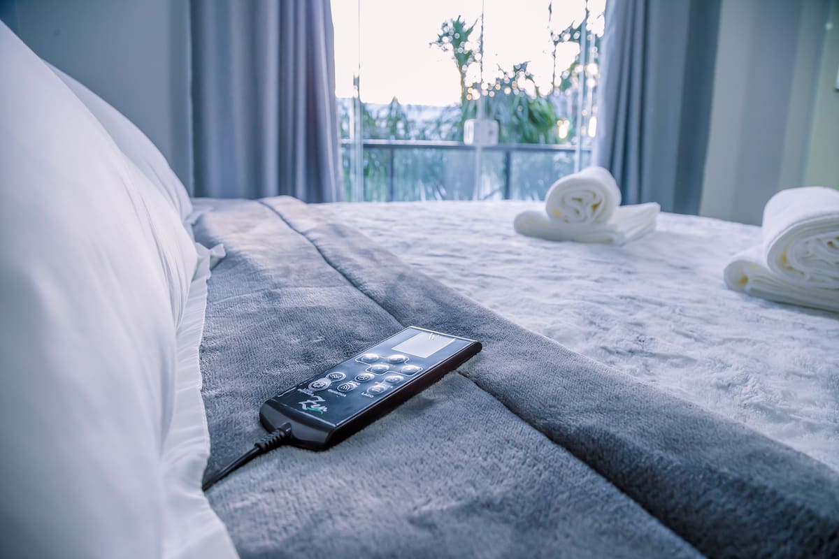 Luxury Double Room, 1 King Bed, Non Smoking, City View | Minibar, in-room safe, blackout curtains, soundproofing