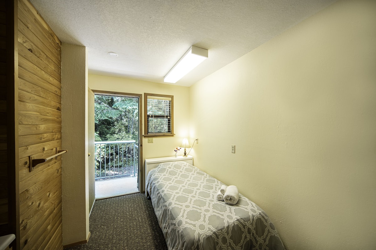 Individually furnished, desk, free WiFi, bed sheets