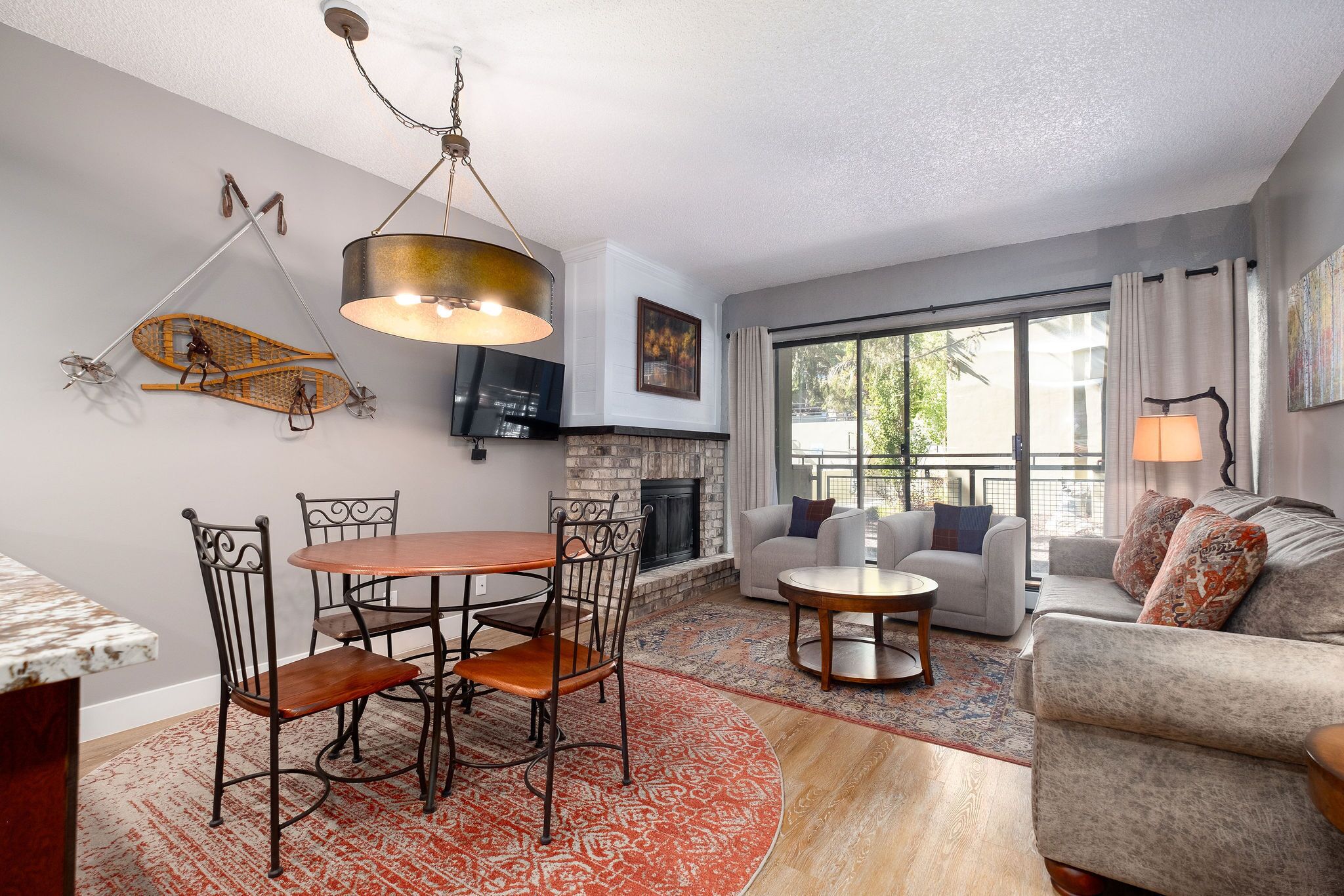 Televisión y chimenea 