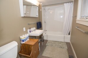 Combined shower/bathtub, hair dryer, towels, soap