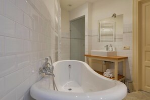 Apartment, 1 Queen-Bett und Schlafsofa, Nichtraucher | Badezimmer | Dusche, kostenlose Toilettenartikel, Haartrockner, Handtücher