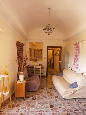 Books - Traditional stone townhouse. Full of charm. Feel like a treasured family guest! (Castiglione Messer Raimondo)