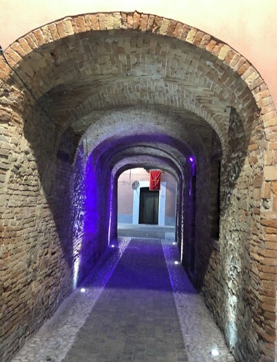 Más allá del turismo! Descubre tranquilo, auténtico pueblo medieval, encantadora casa.