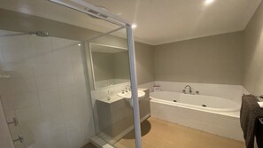 Bathtub, towels, soap, shampoo - Welcome to Bay Dreamer, Unit 8 Seafront Estate, located within a stunning complex right i (Jurien Bay)