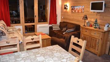 Tv, ett bordtennisbord, böcker och en stereo