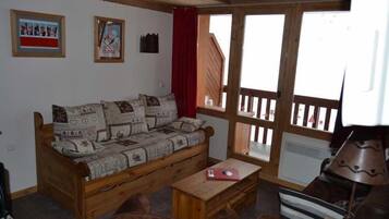 TV, ping pong, books, stereo