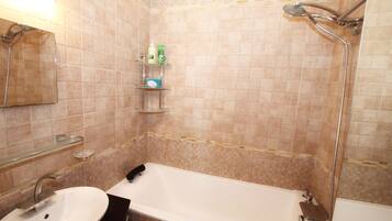 Apartment, Mehrere Betten, Nichtraucher | Badezimmer | Badewanne, kostenlose Toilettenartikel, Haartrockner, Hausschuhe