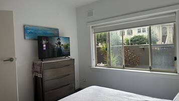 1 habitación, escritorio, tabla de planchar con plancha y cuna de viaje