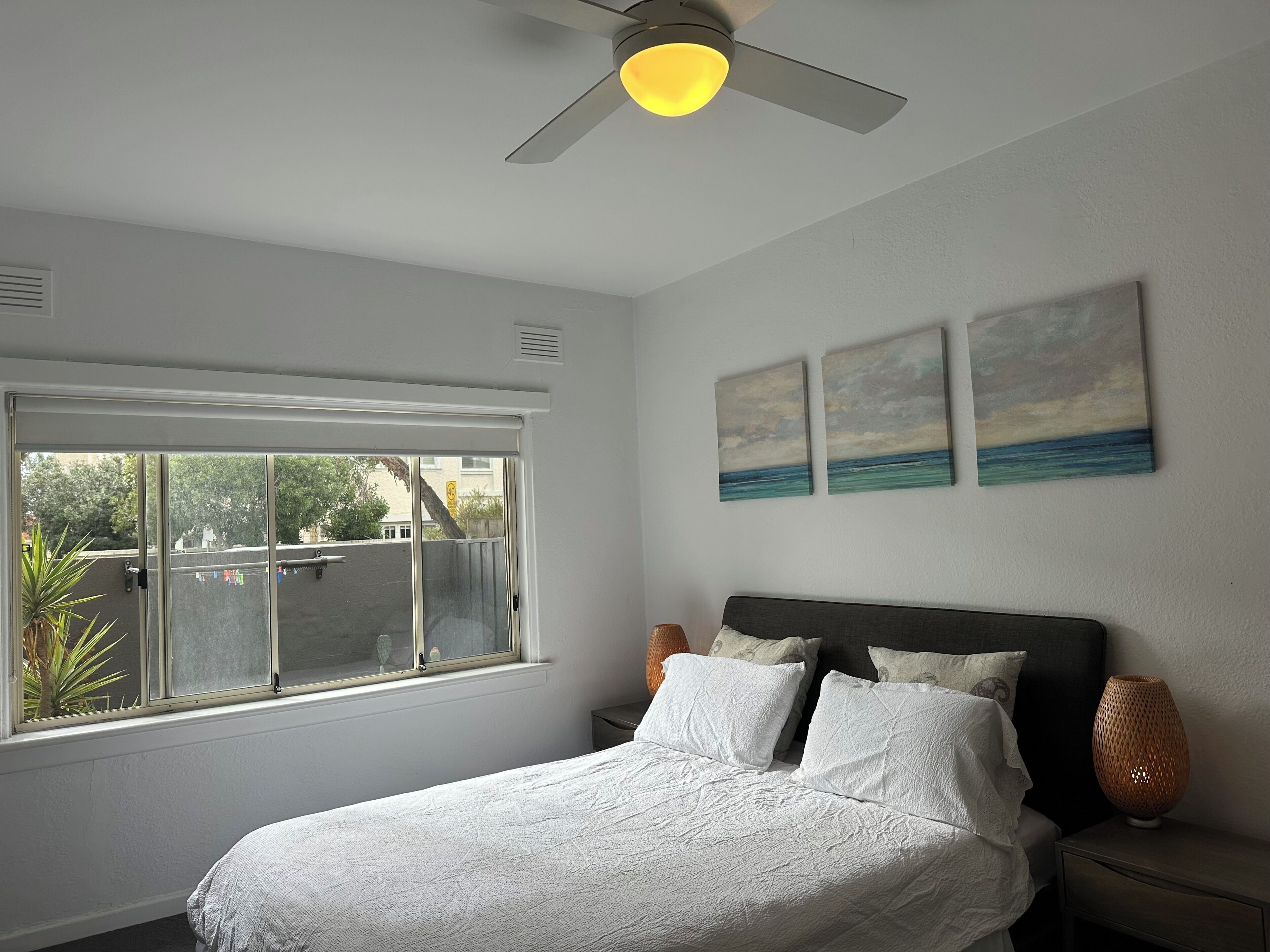1 habitación, escritorio, tabla de planchar con plancha y cuna de viaje 