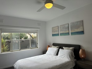 1 Schlafzimmer, Schreibtisch, Bügeleisen/Bügelbrett, Reisekinderbett