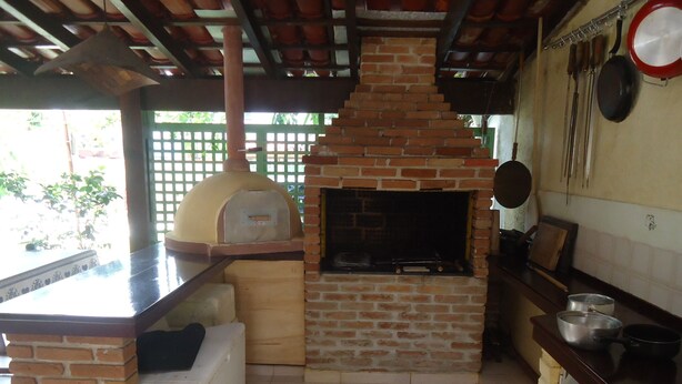 Una cocina con horno de ladrillo, encimera y lavabo.