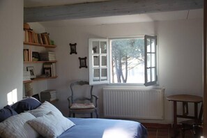 5 bedrooms, iron/ironing board, free WiFi, bed sheets