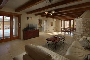 TV, fireplace, stereo