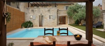 Varovasti kunnostettu Istrian huvila, jossa on oma lämmitetty uima-allas ja sauna