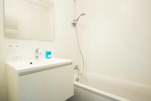 Apartment, 1 Queen Bed with Sofa bed, Non Smoking (21) | Bathroom | Free toiletries, hair dryer, towels - Tabaksfield (Antwerp)