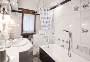 Badekar, hårtørrer, bidet, håndklæder