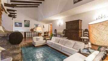 Een televisie en een open haard