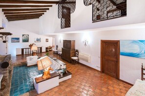 Una televisión, una chimenea