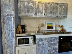 Fridge, microwave, oven, coffee/tea maker