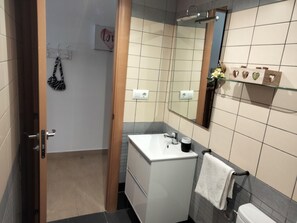 淋浴设施、吹风机、毛巾、肥皂