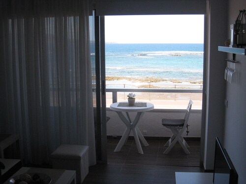 Asunto rannalla. Suora näköala merelle. Uusi.