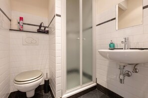 Apartamento, 1 cama Queen, para não fumantes | Banheiro | Chuveiro, produtos de toalete grátis, secador de cabelo 