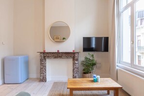Apartment, 1 Queen Bed, Non Smoking | Free WiFi, bed sheets