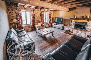 TV, lareira, mesa de pingue-pongue, livros