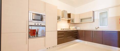 Kylskåp, mikrovågsugn, ugn och spishäll