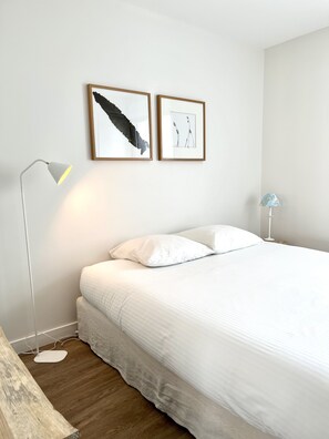 2 quartos, ferros/tábuas de passar roupa, berço de viagem