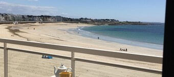 壮大な海の景色を望むアパートメント