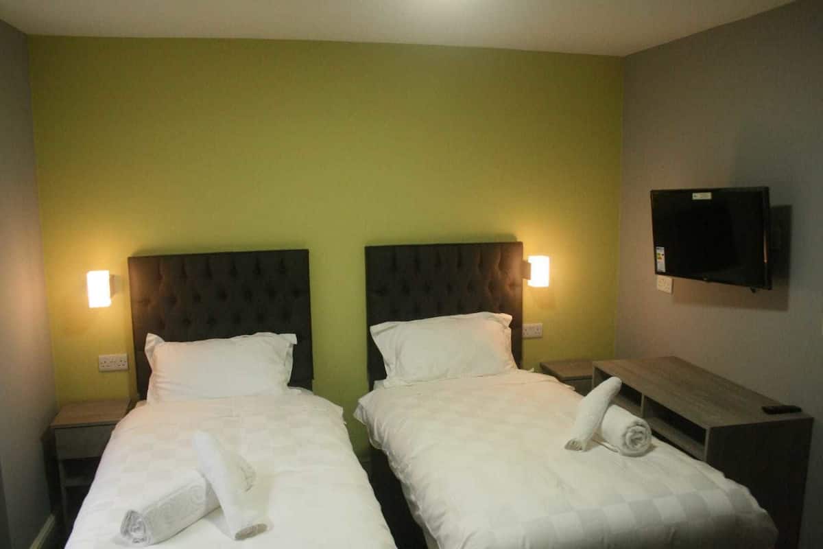 Deluxe Twin Room, 2 Twin Beds, Non Smoking | Egyptian cotton sheets, premium bedding, Select Comfort beds, desk