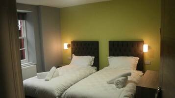 Deluxe Twin Room, 2 Single Beds, Non Smoking | Iron/ironing board
