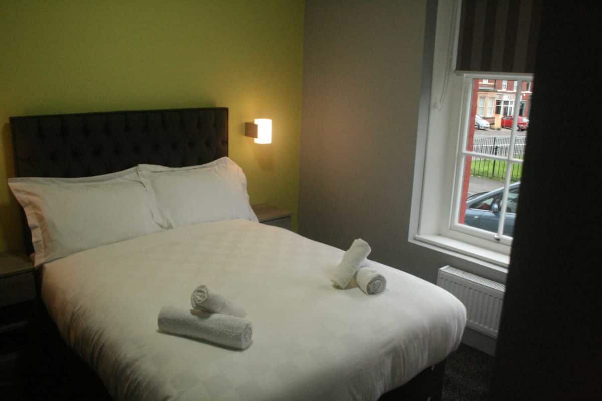 Deluxe Double Room, 1 Double Bed, Non Smoking | Bathroom | Shower, rainfall showerhead, free toiletries, hair dryer