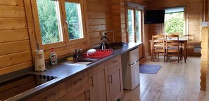 Geladeira, micro-ondas, fogão, cooktop