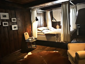 2 bedrooms, travel crib, free WiFi, bed sheets