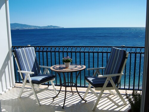 Enchanting apartment, 1st beach line, panoramic views, parking, fast internet