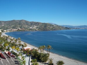 En la playa y toallas de playa 