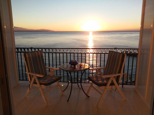 Enchanting apartment, 1st beach line, panoramic views, parking, fast internet