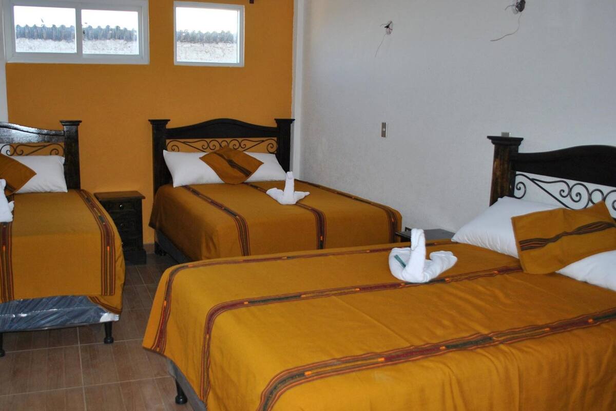Chambre quadruple classique, Plusieurs lits, non-fumeur | Accès au Wi-Fi (inclus), literie fournie